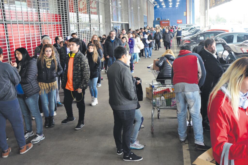 Miles de personas hicieron fila en distintos supermercados hasta dos horas antes de que abrieran para acceder al beneficio mensual.