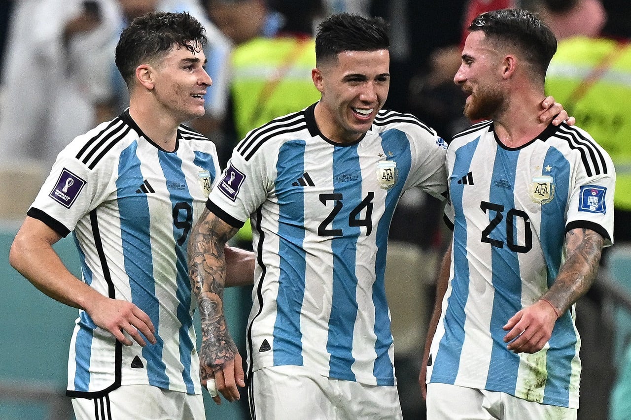 Alexis salió de titular ante México y se ganó el puesto. Julián y Enzo, en el partido con Polonia