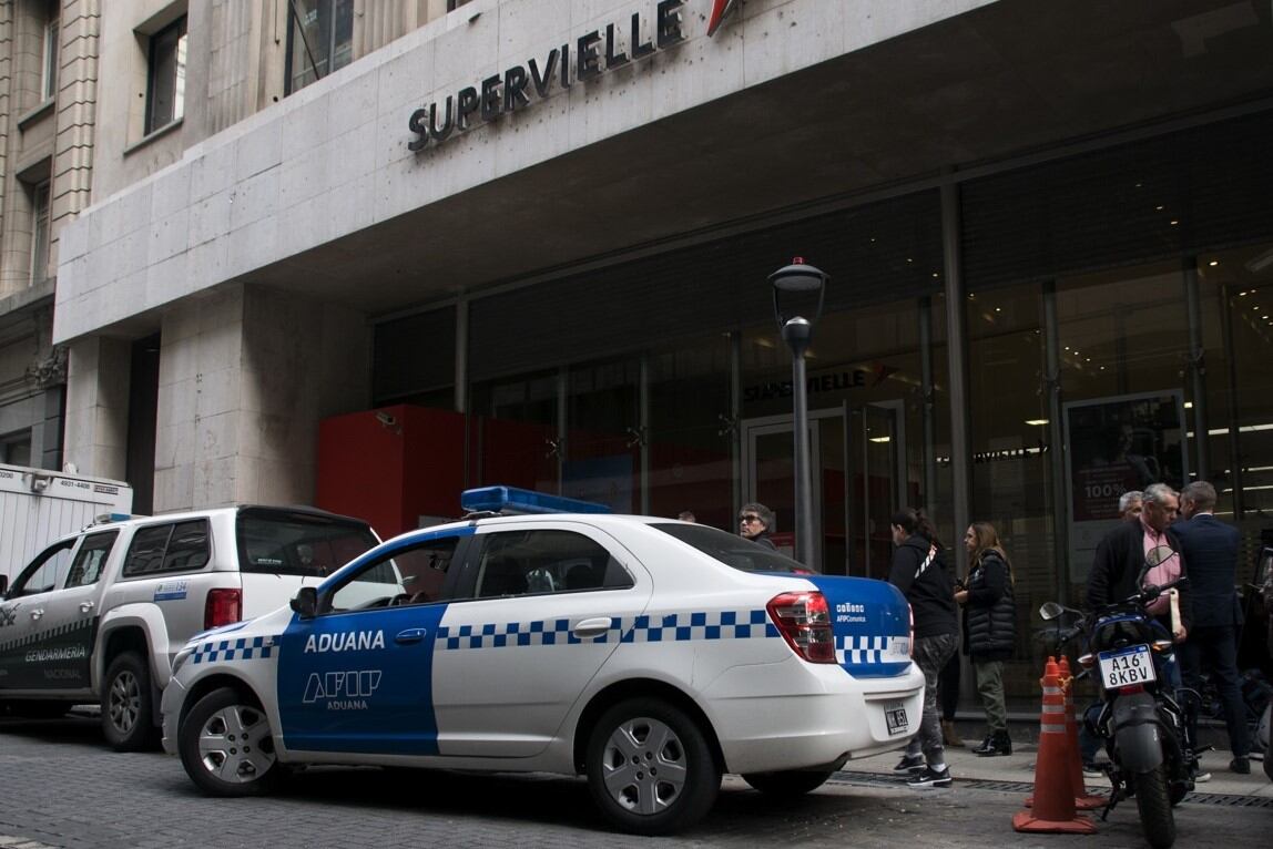 Allanaron 20 bancos en el microcentro porteño por presuntas maniobras ilegales. 