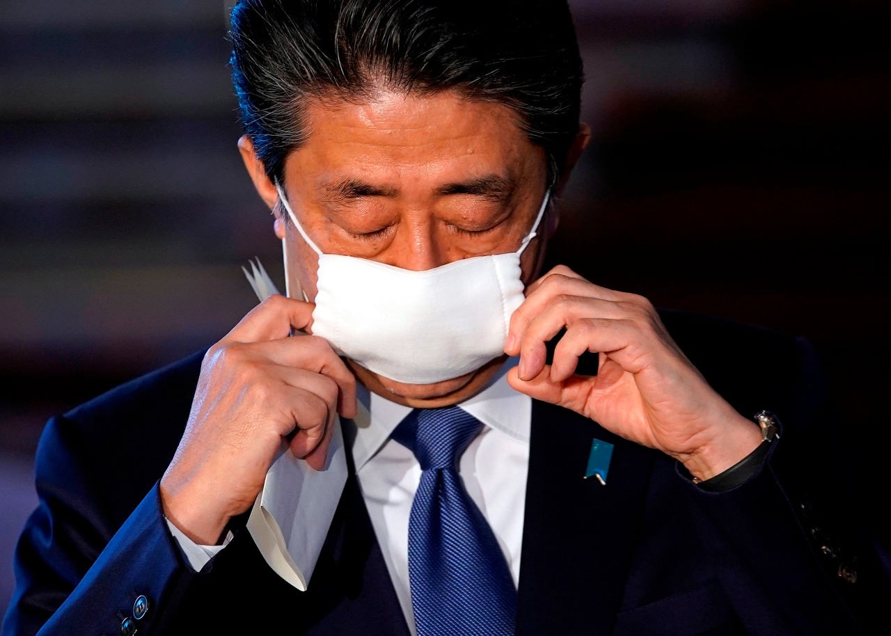 El primer ministro de Japón, Shinzo Abe, al anunciar que se implementará el estado de alerta sanitaria.