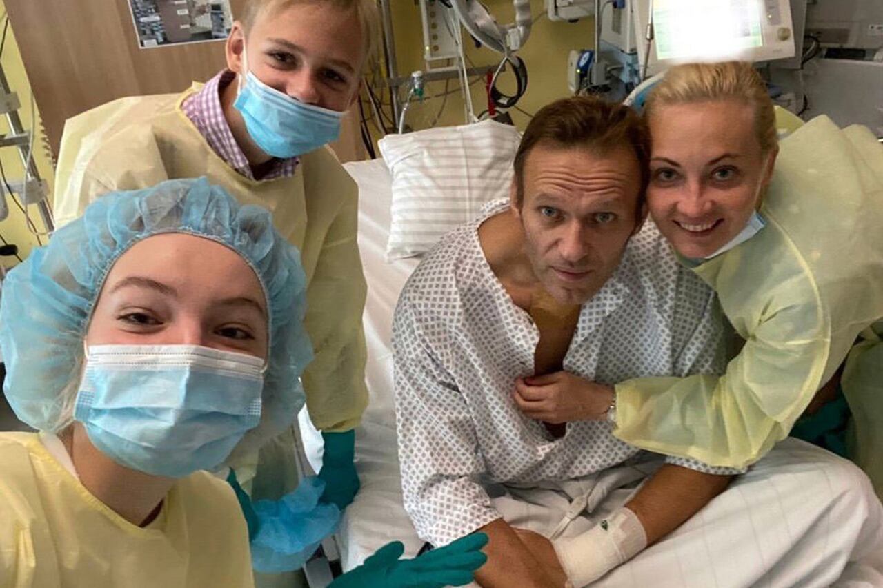 Navalny con sus dos hijos y su esposa en la clínica Charité, en Berlín, donde fue internado el 22 de agosto.
