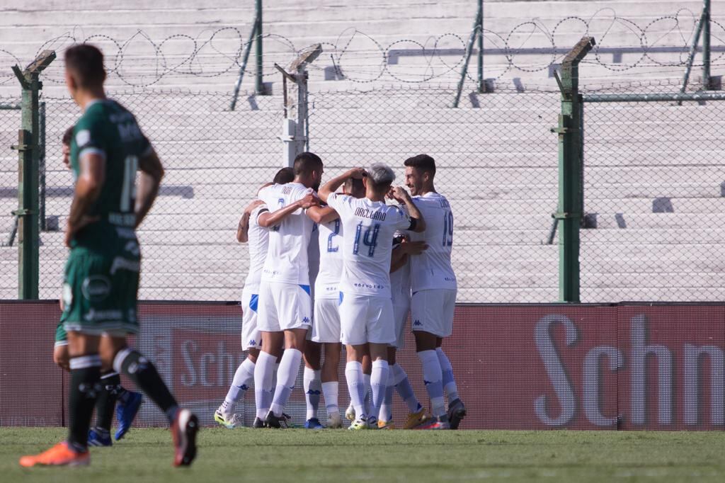 Vélez celebra el golazo de Janson en Junín.