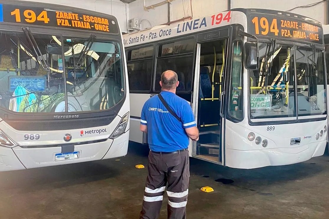 Treinta líneas de colectivos del oeste del conurbano retoman el servicio desde esta medianoche.