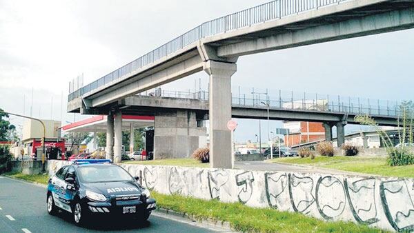 El puente sobre la General Paz desde donde cayó Nieves Lizarazu. De la caída resultó cuadripléjica.
