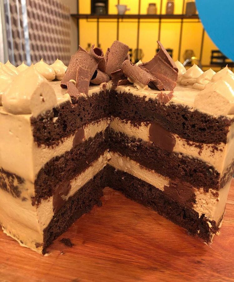 Gladys Mabel OlazarTorta y una exquisita torta de café y chocolate.