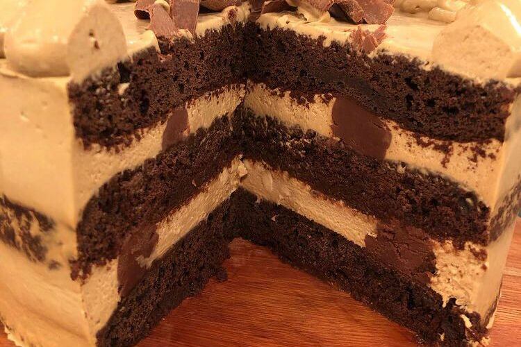 Gladys Mabel OlazarTorta y una exquisita torta de café y chocolate.