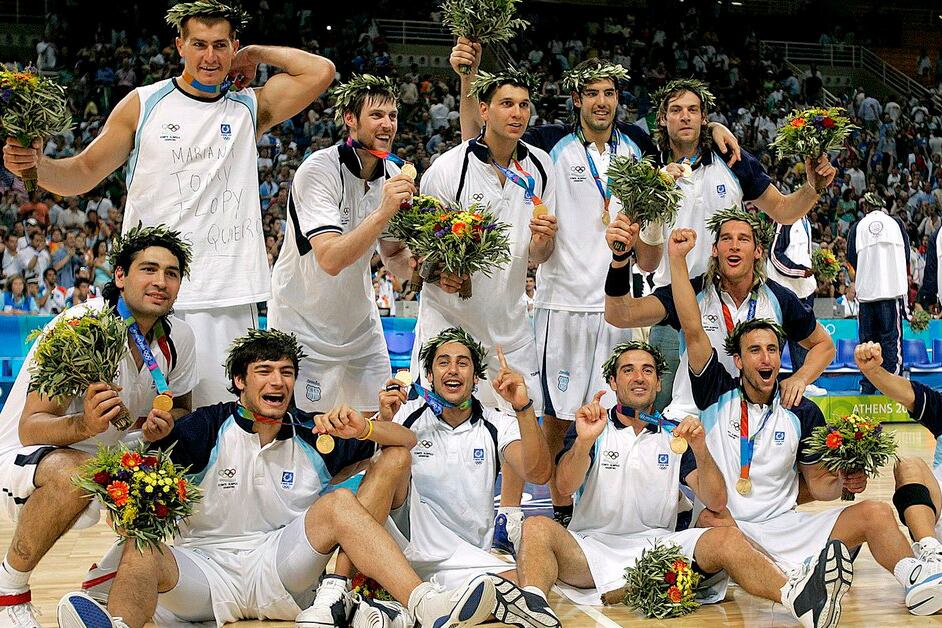 En 2004 se da una jornada histórica para el deporte argentino en los Juegos Olímpicos de Atenas, con la medalla de oro en el fútbol y el básquet.