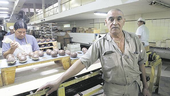 @Huevos de Pascuas a buen precio, ricos y de buena calidad. Y, sobre todo, realizados por trabajadores que están luchando por mantener sus puestos de trabajo en medio de una de las crisis económicas más grandes que tuvo el país. “Apostamos todo a estas Pa