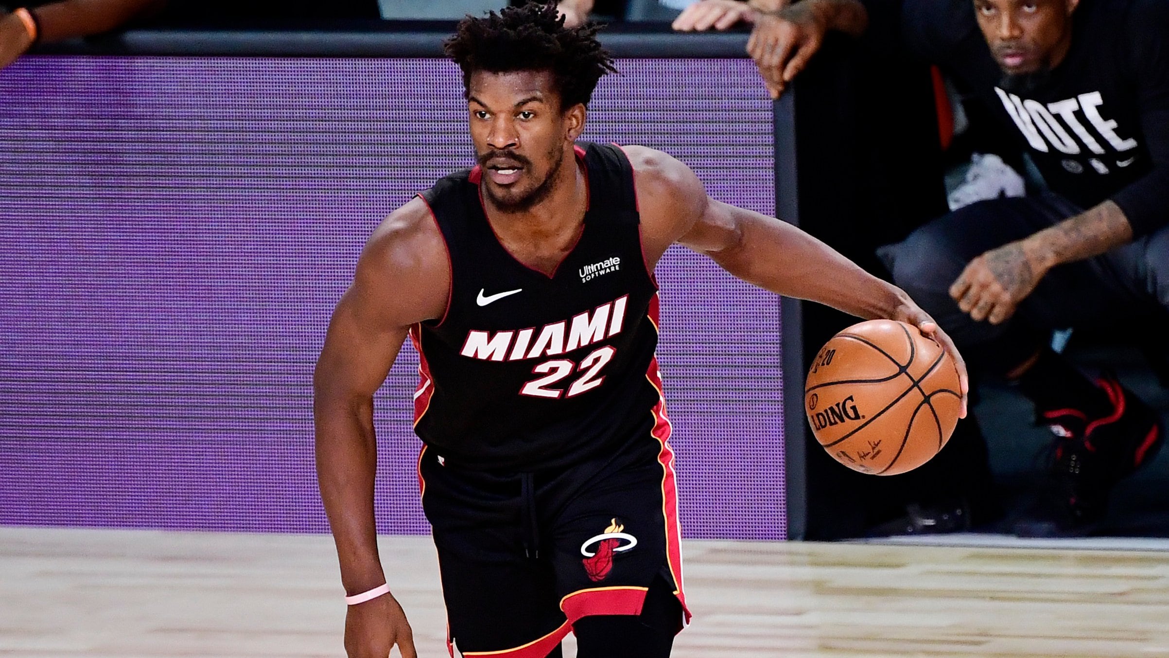 Jimmy Butler sacó la cara por Miami y lideró a su equipo a la victoria.