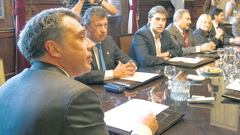 Los camaristas Santiago Corcuera y Alberto Dalla Vía en una reunión con el secretario de Asuntos Políticos, Adrián Pérez.