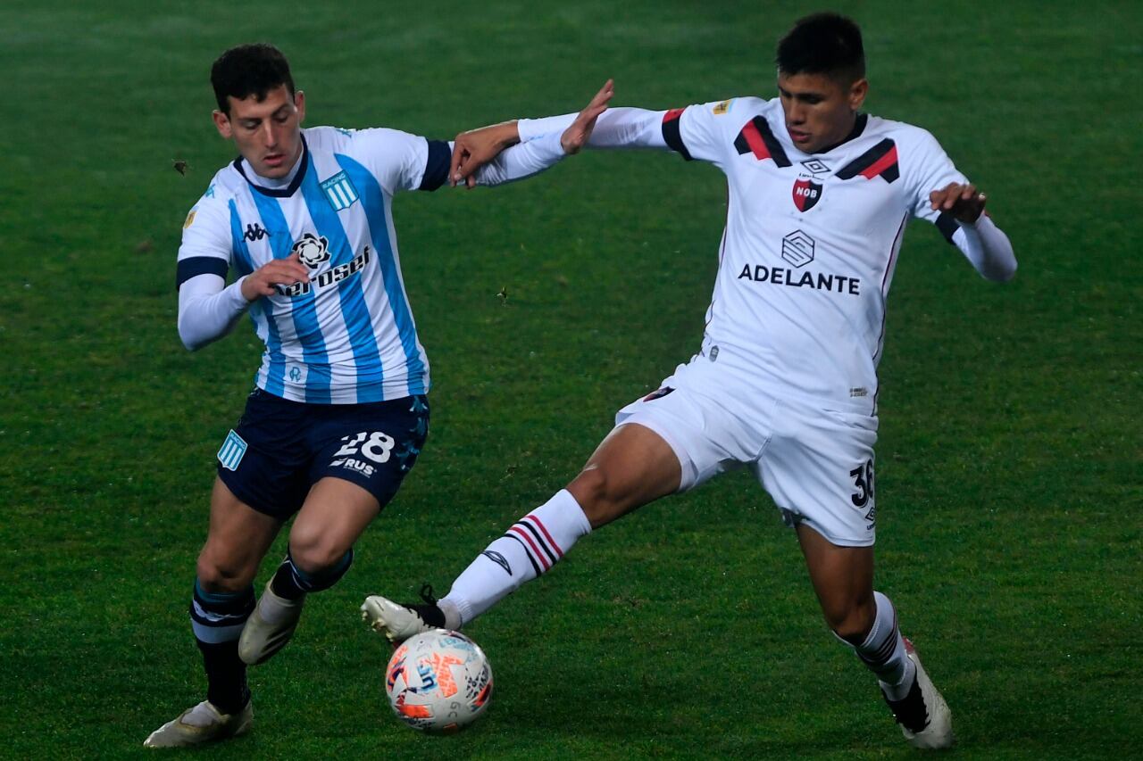 Chancalay, autor del primer gol, intenta llevarse la pelota frente a Castro