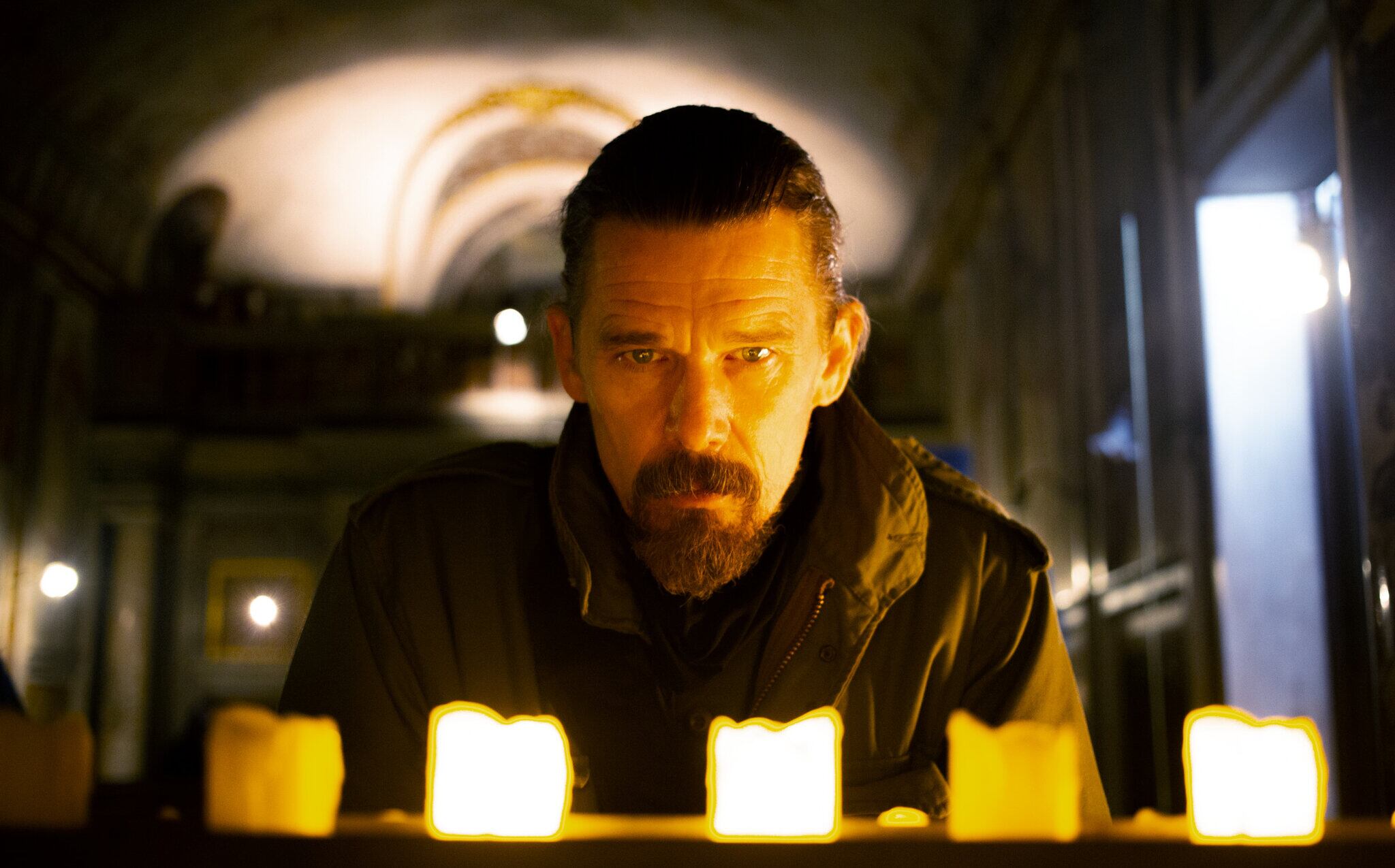 Ethan Hawke interpreta dos personajes a falta de uno. 