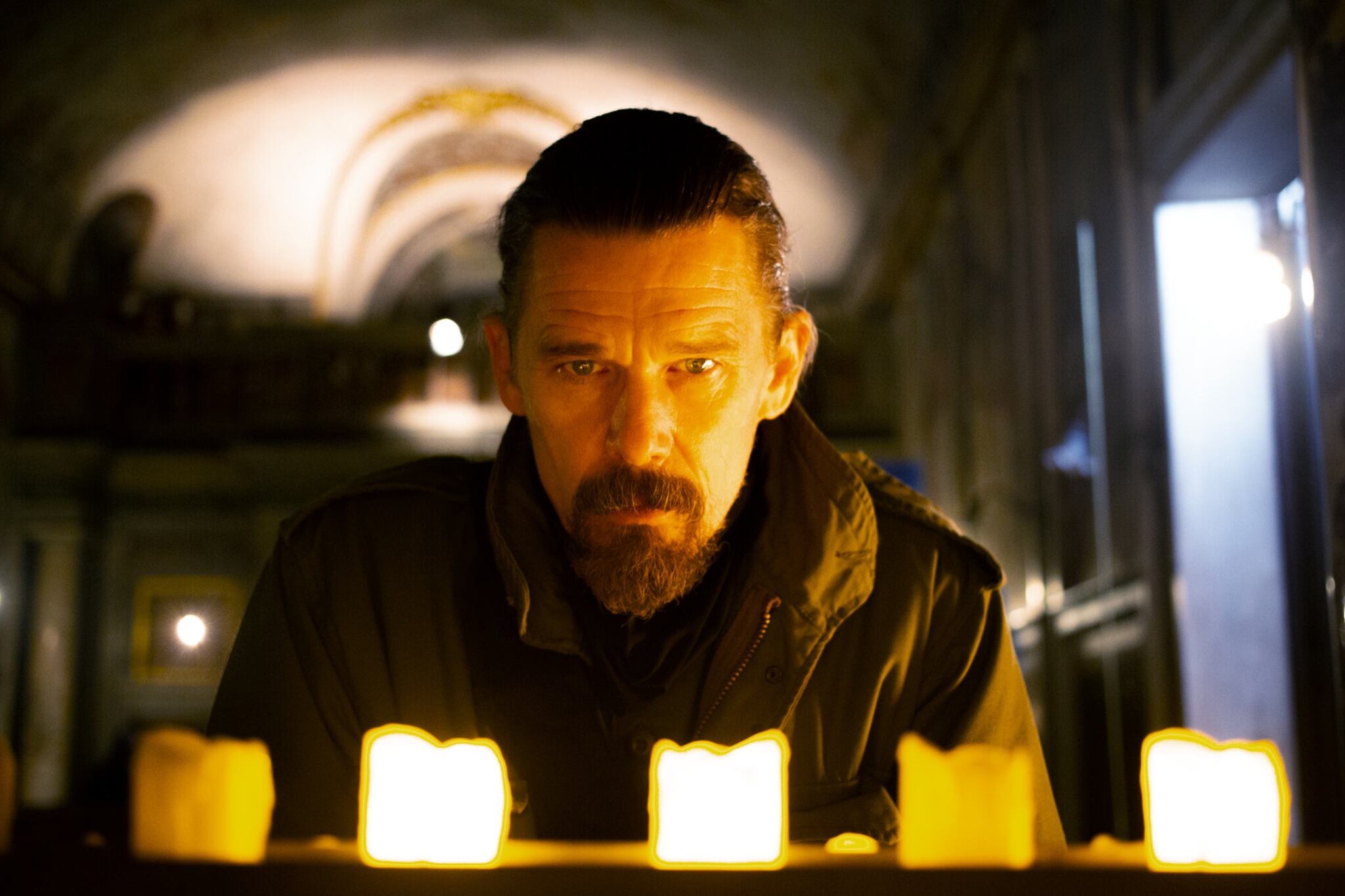 Ethan Hawke interpreta dos personajes a falta de uno.