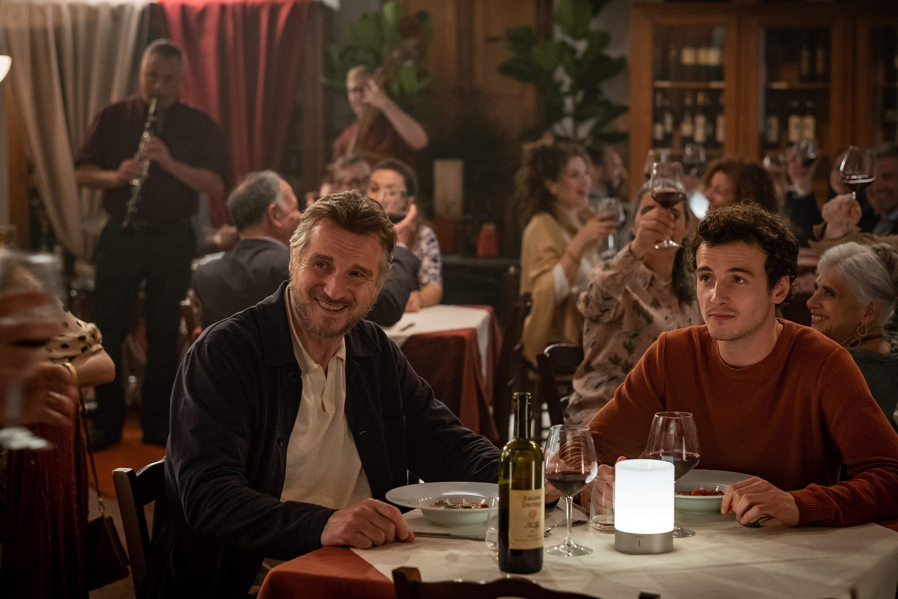 Liam Neeson y Micheál Richardson, curando sus heridas en Italia.