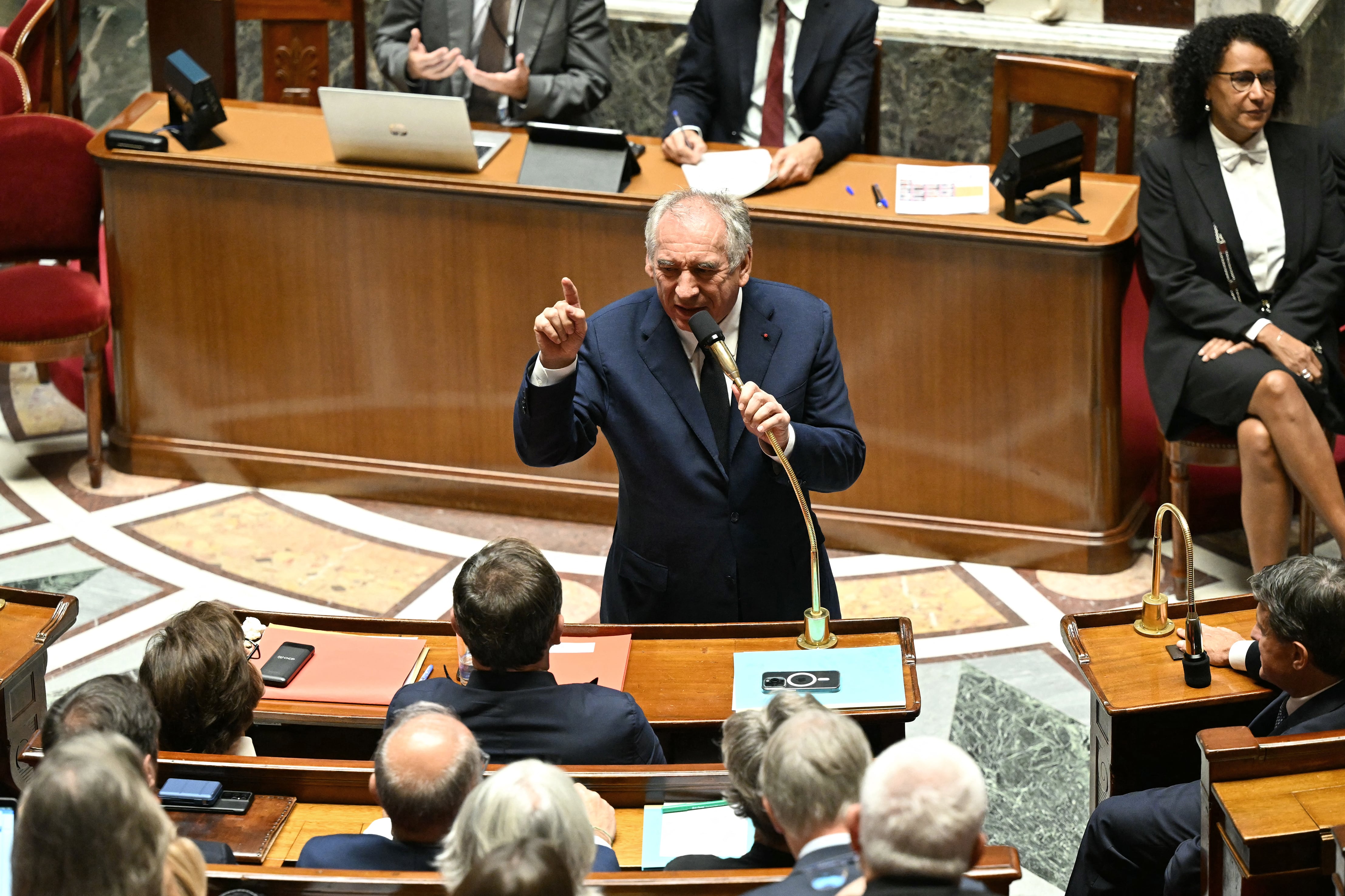 "Las fuerzas políticas que buscan hacer caer el gobierno, son las más opuestas entre sí", señaló Bayrou en el Parlamento