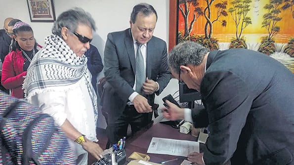 Santrich al momento de firmar su ingreso al Congreso colombiano en Bogotá.