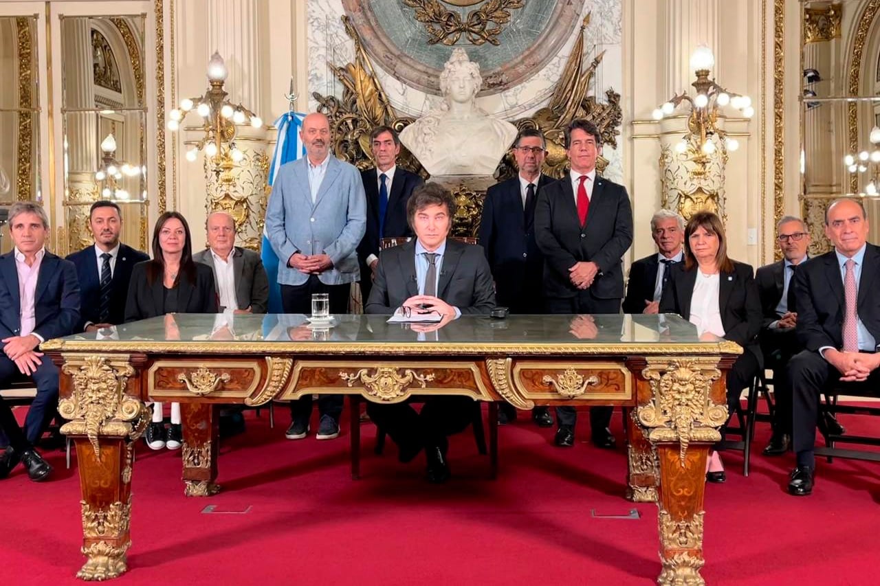 El presidente Javier Milei, cuando habló por cadena nacional, junto su equipo de gobierno.