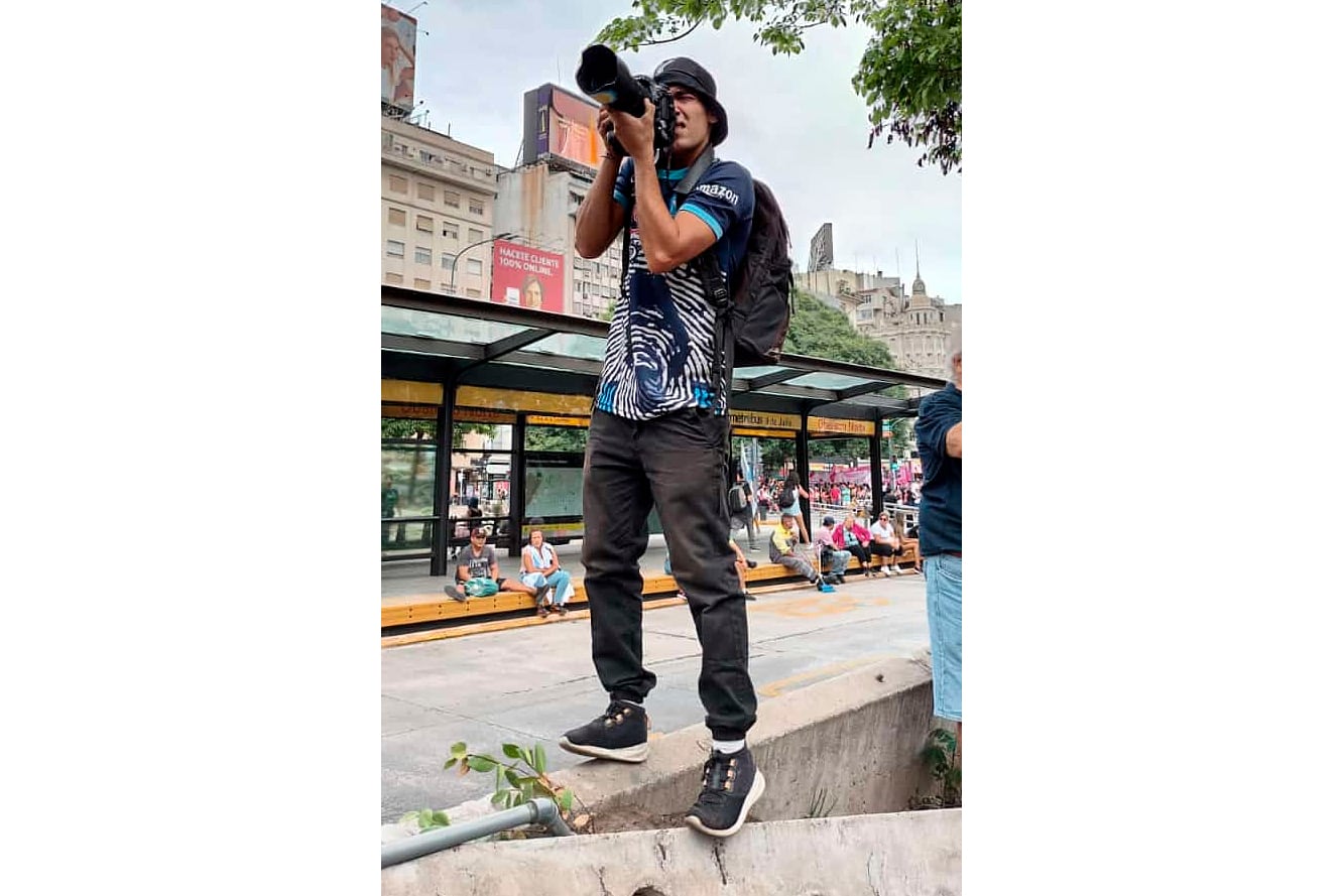 Pablo Grillo y su cámara, con la que retrató decenas de movilizaciones populares. 