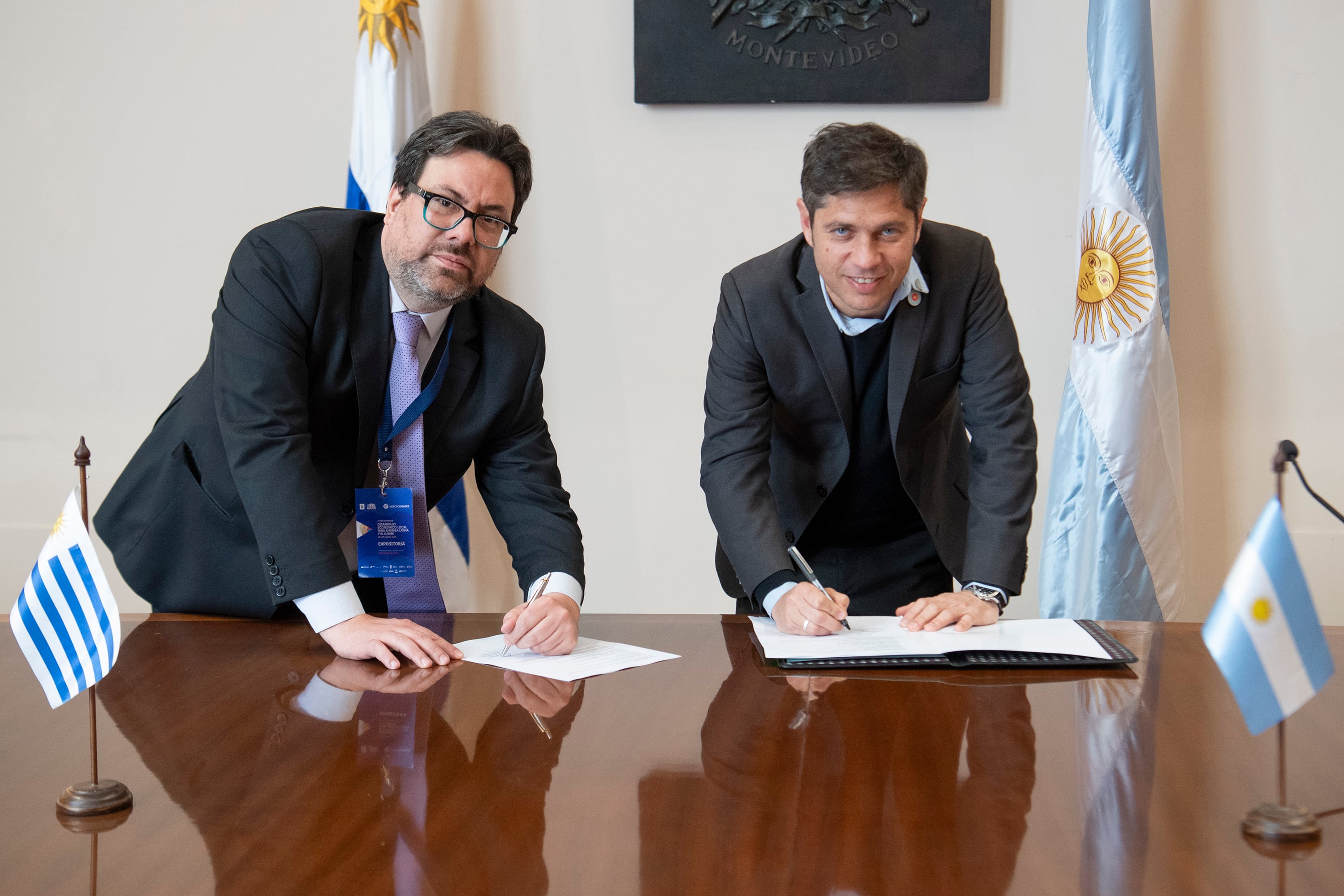 Kicillof, firmó un convenio de cooperación con el intendente de Montevideo, Mauricio Zunino.