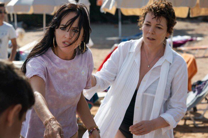 Olivia Coleman y Dakota Johnson