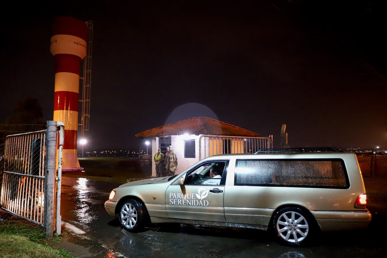 El féretro con el cuerpo de Pecci, llevado en un auto funerario, después de su arribo a Asunción. 