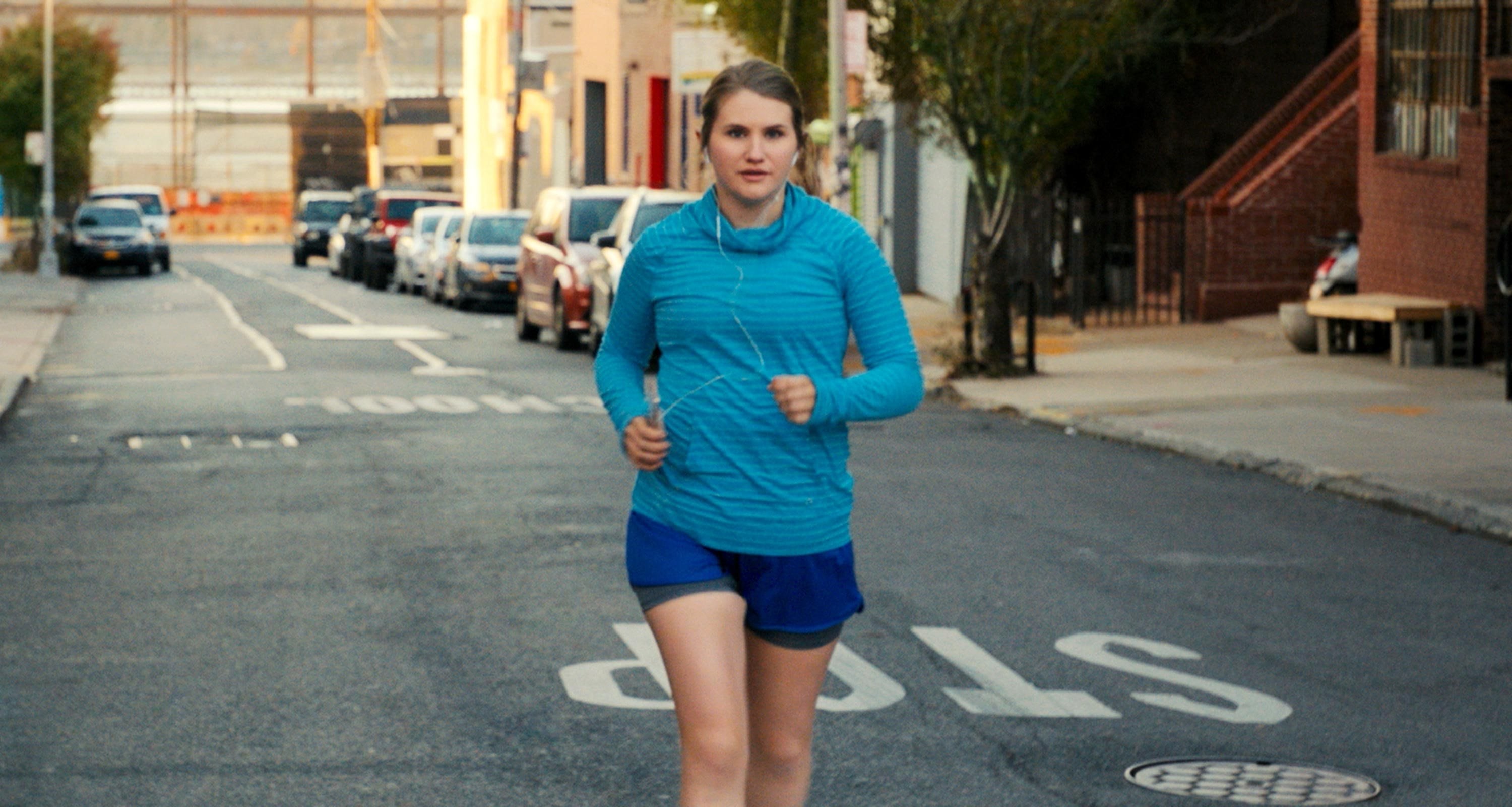 La comediante Jillian Bell  le pone garra y emoción al personaje.