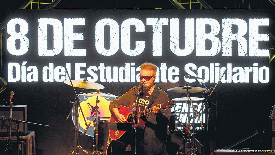 León Gieco, presente como siempre en la conmemoración del 8 de octubre.