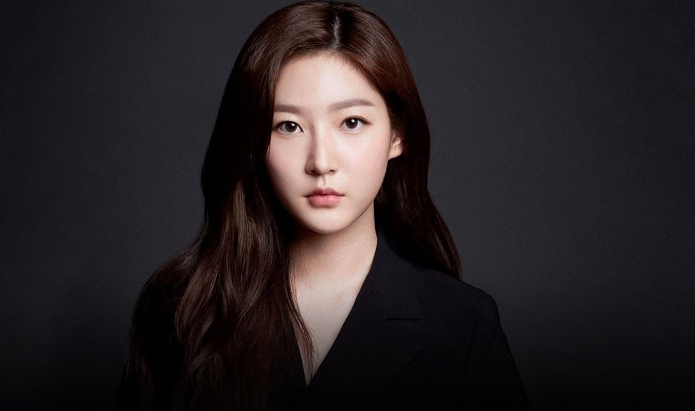 Nacida en 2000 en Seúl, Kim se embarcó en su carrera como actriz a los nueve años