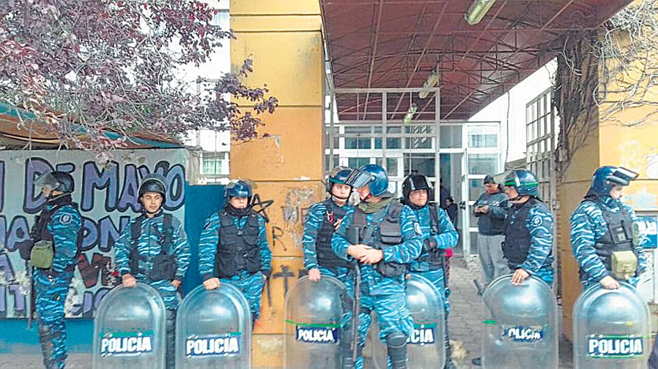 La Infantería rodeó la Secretaría de Desarrollo Social ayer por la mañana y luego llegó la Caballería.