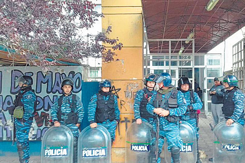 La Infantería rodeó la Secretaría de Desarrollo Social ayer por la mañana y luego llegó la Caballería.