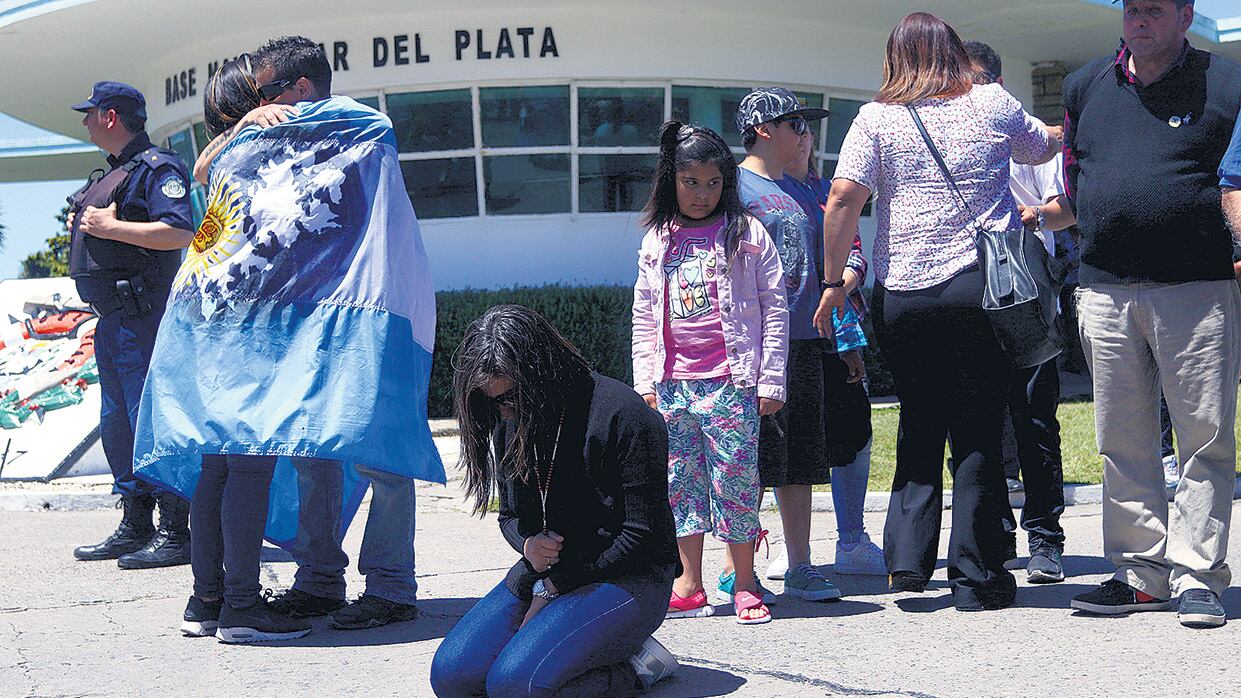 Marplatenses y turistas les expresaron su apoyo a los familiares que esperan en la Base.
