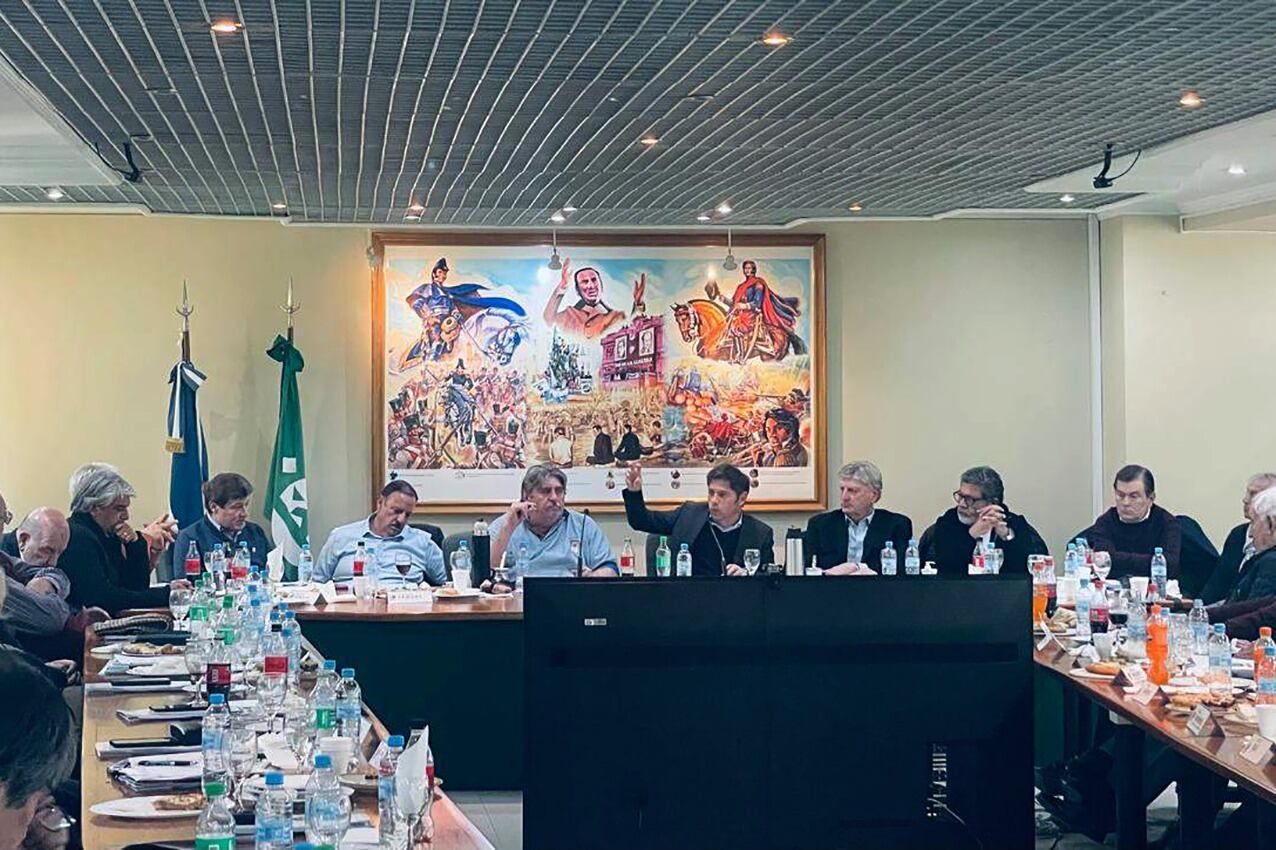 Axel Kicillof y los gobernadores junto a los gremios industriales.