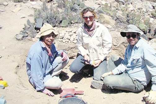 Otero, al centro, y parte del equipo en el momento del hallazgo.