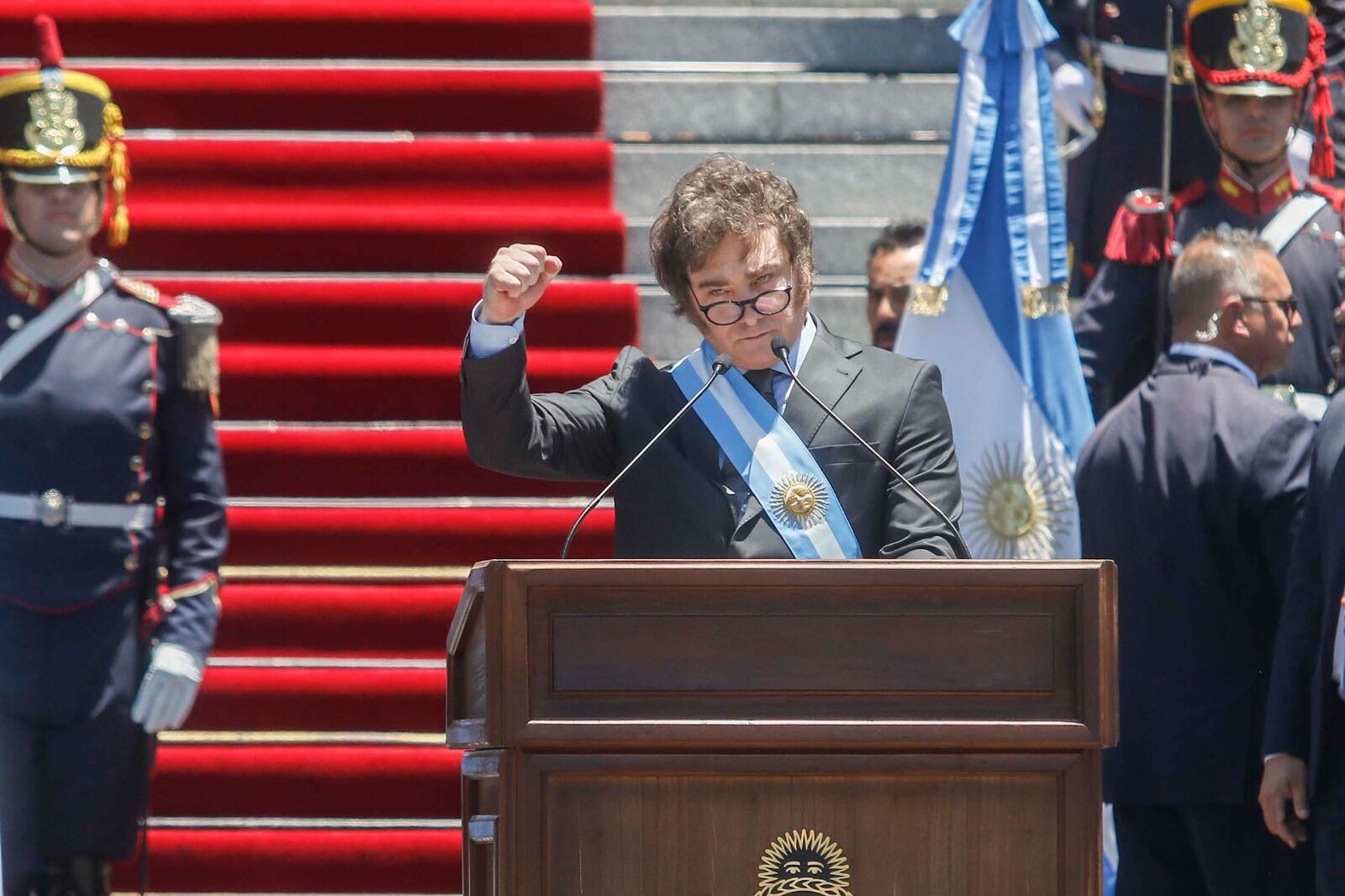 Javier Milei, de espaldas al Congreso