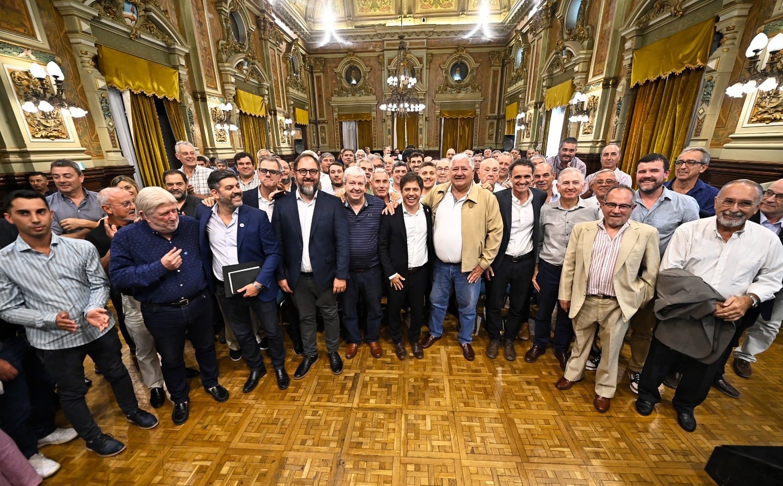 Kicillof se reunió con representantes de las cámaras y federaciones del sector energético en el Salón Dorado. 