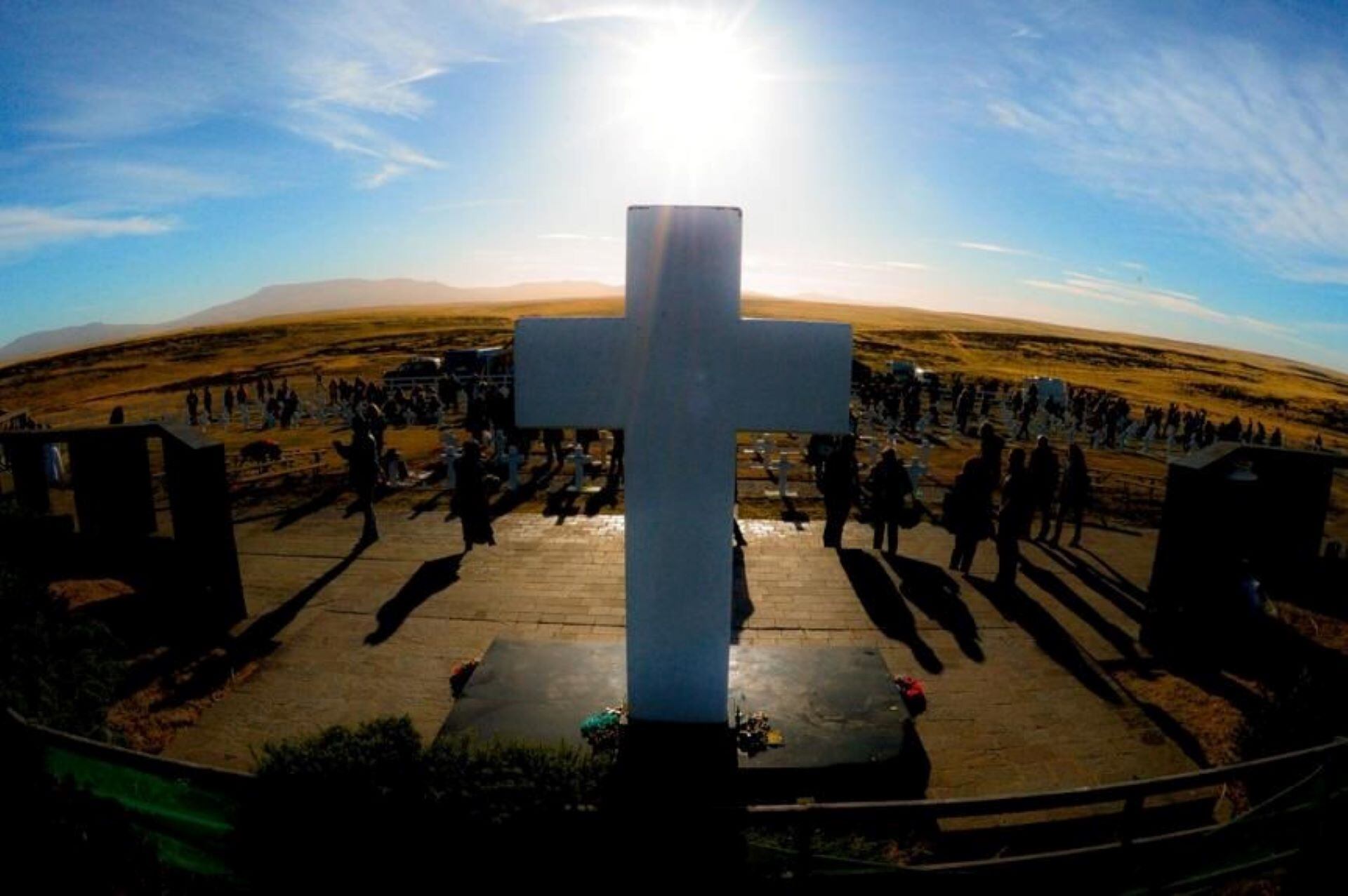 Cementerio de Darwin donde están enterrados 237 héroes de Malvinas. 