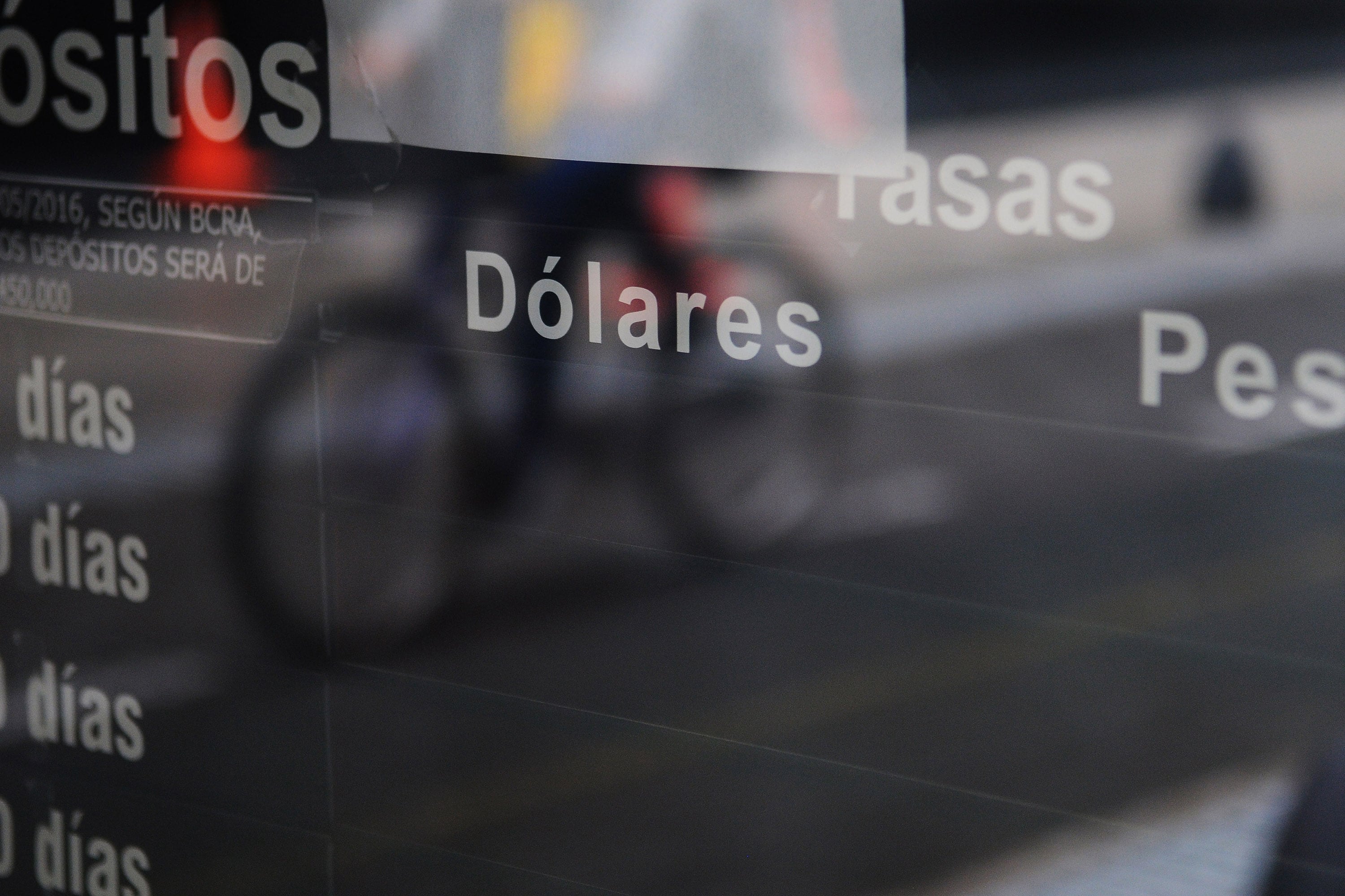 Las restricciones de acceso al dólar oficial aumentaron la influencia del dólar paralelo en la economía. 