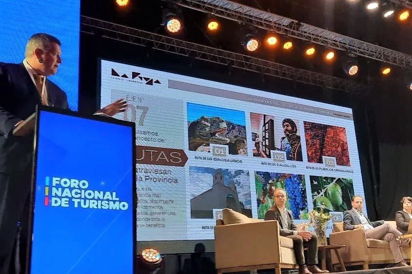 Gustavo Luna exponiendo en el Foto Nacional de Turismo.