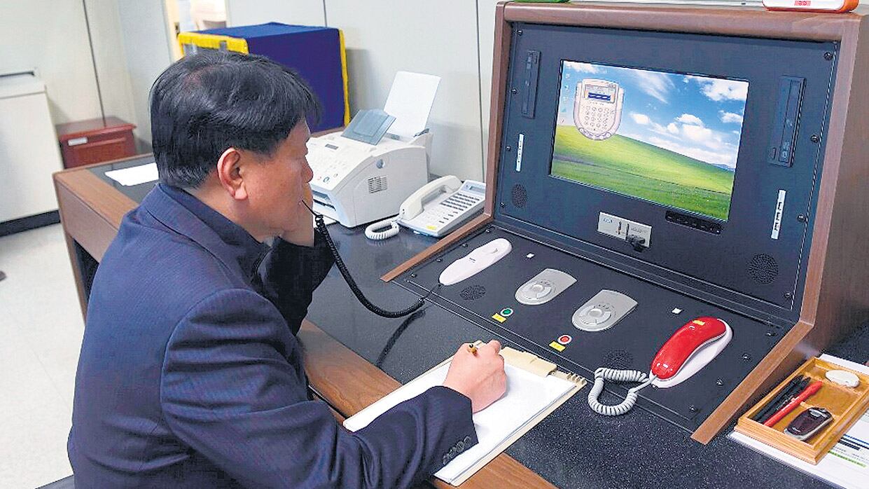 Un funcionario surcoreano comprueba la línea directa intercoreana instalada en la Zona de Seguridad Conjunta.