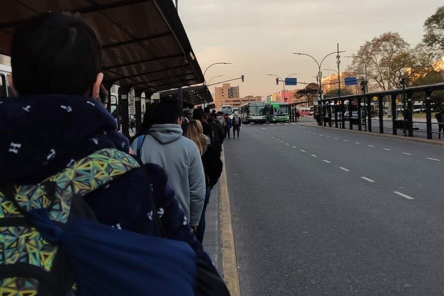 Paro de colectivos por tiempo indefinido de las líneas 338 y 406 por falta de pago de salarios.