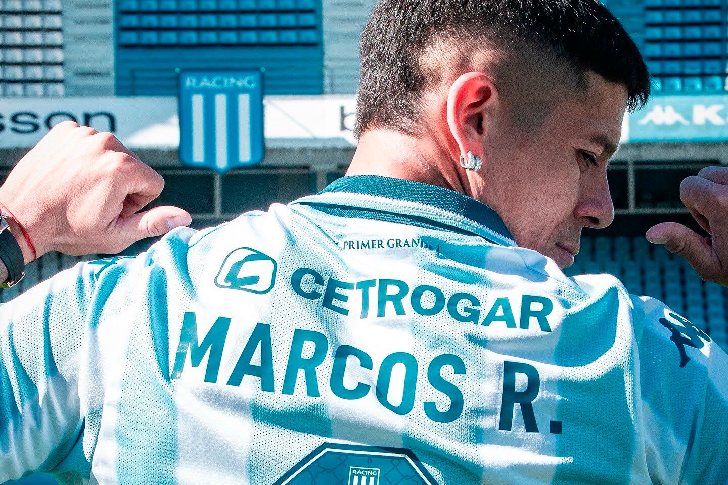 Rojo mostró la camiseta que usará en su paso por Racing
