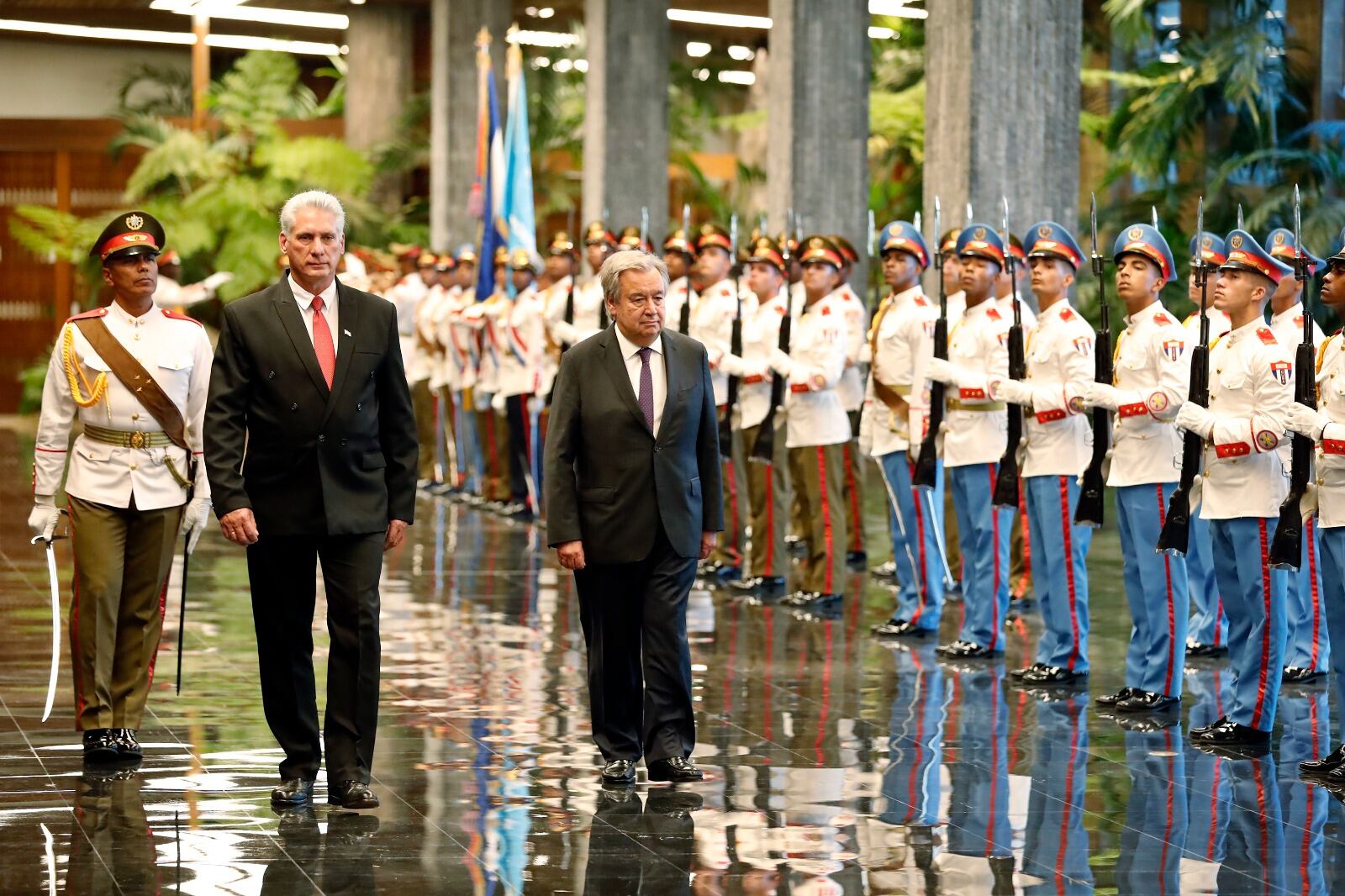 Diaz-Canel (izq.) recibe a Guterres, en el Palacio de la Revolución de La Habana.
