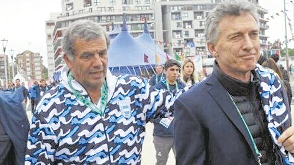 El secretario de Deportes, Diógenes de Urquiza Anchorena, junto a Mauricio Macri.