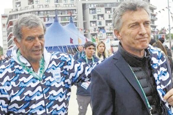El secretario de Deportes, Diógenes de Urquiza Anchorena, junto a Mauricio Macri.