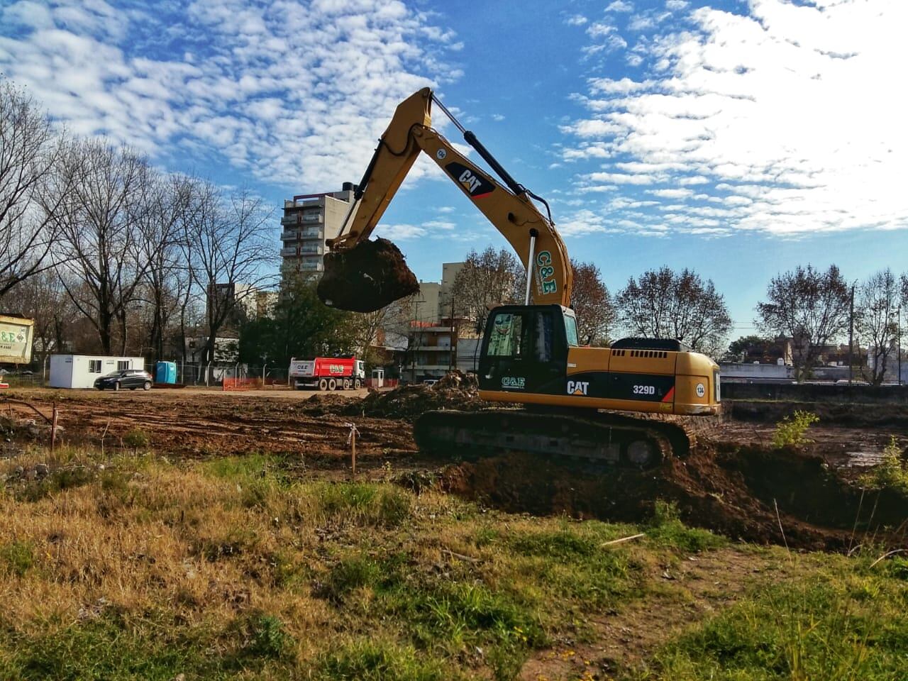 El espacio donde se proyectaba el shopping y en una de cuyas parcelas ahora comenzaron a entrar camiones y una grúa.