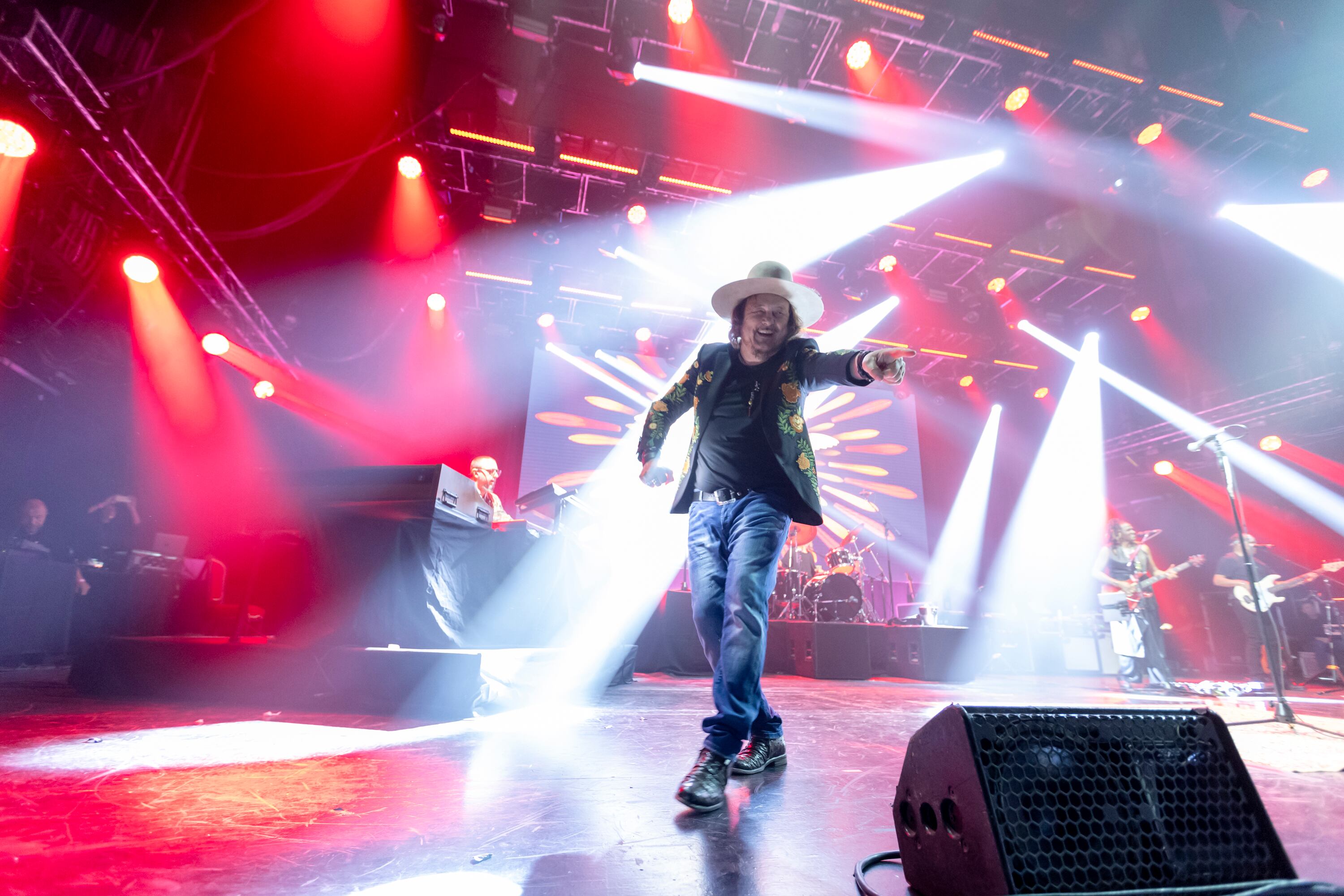 Todos en el teatro esperaban “Senza una donna” y Zucchero los complació.