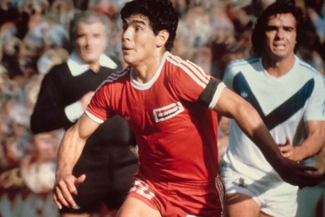 Diego Maradona con la camiseta de Argentinos Juniors.