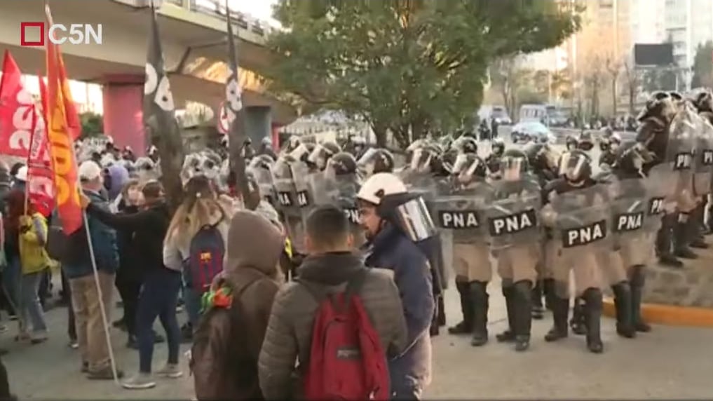La protesta comenzó alrededor de las 7:20 en la subida de la avenida Mitre, del lado de Avellaneda del Puente Pueyrredón.