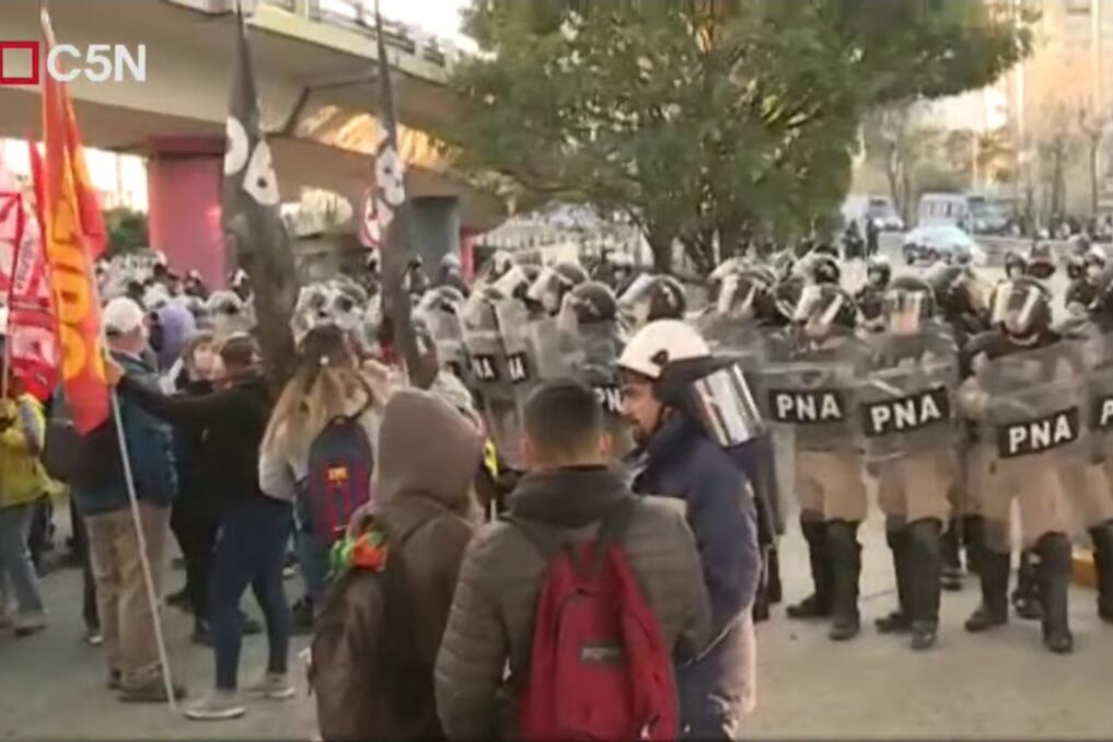 La protesta comenzó alrededor de las 7:20 en la subida de la avenida Mitre, del lado de Avellaneda del Puente Pueyrredón.