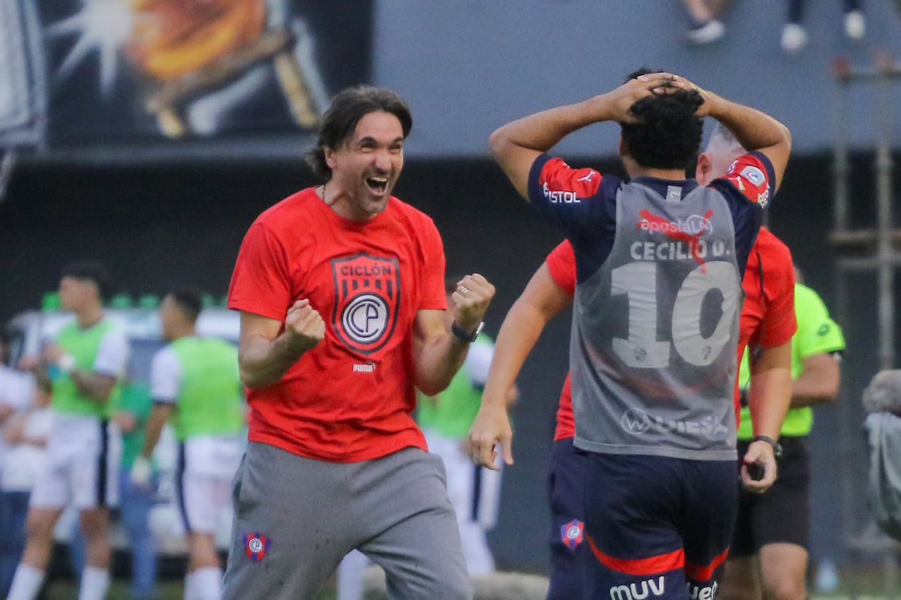 Diego Martínez festeja con Cecilio Domínguez. Su Cerro Porteño viene de ganar un Superclásico increíble ante el Olimpia de Ramón Díaz.